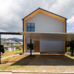 【秦野市 注文住宅 design casa】吹抜けから落ちる日差しが心地いい、遊び心を詰め込んだ素材感を楽しむ家